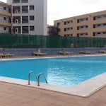Playa Del Ingles. Al Lado Del Oceano