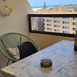 Playa Del Ingles. Al Lado Del Oceano *